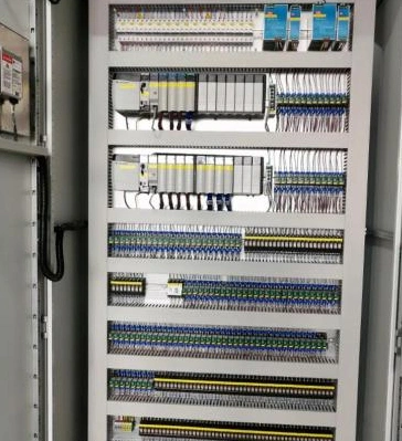 Panel de control PLC (Controlador Lógico Programable)